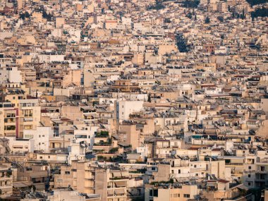 Atina 'nın yoğun şehir manzarası gün batımında Akropolis tepesinden görülüyor (yatay))
