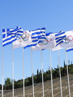 Atina, Yunanistan 'daki Panathenaic Stadyumunda Yunan ve Olimpiyat bayrakları dalgalanıyor