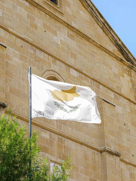 Plan Vertical Drapeau Chypriote Flottant Nicosie Chypre Avec Une Église — Photo