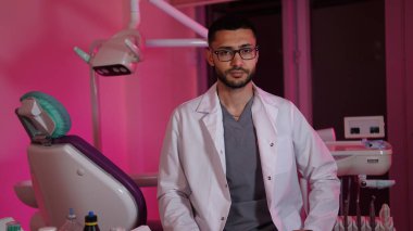 Diş hekiminde bir hastayla dişçi.