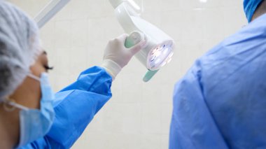 Eldivenli doktor hastanede bir hastayı muayene ediyor. tıbbi ve sağlık hizmetleri kavramı.