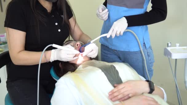 Dentiste Masqué Ganté Explique Haut — Video