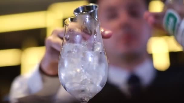 Barman Verser Cocktail Dans Verre — Video