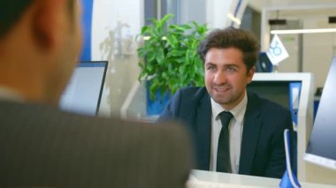 Bankada ya da sigortada iş toplantısı.