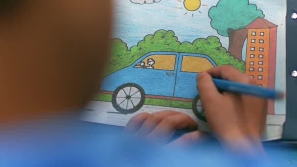 一个男孩画一辆汽车小孩子的手在城市的路上画一辆汽车 这幅画又复活了 儿童的创造力 — 图库视频影像