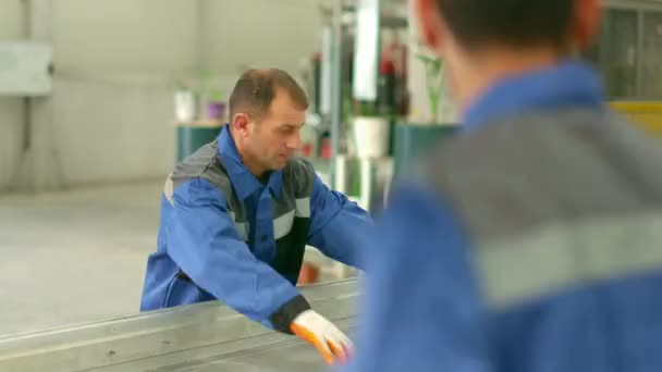 工場で働いている男たち — ストック動画