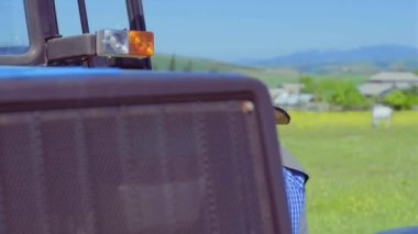 Yaşlı Fermer tarlada yürüyor.