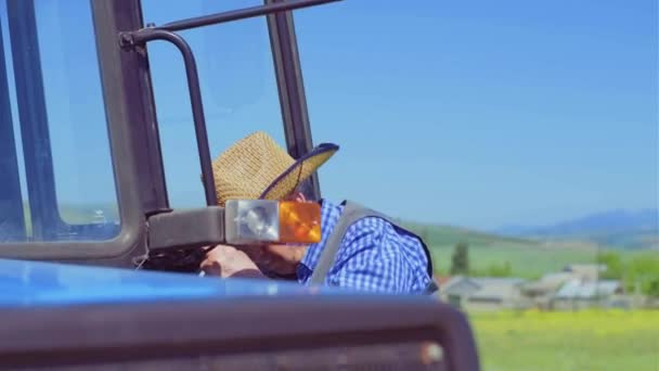 Tracteur Dans Champ Vieux Fermier Sortir Tracteur — Video