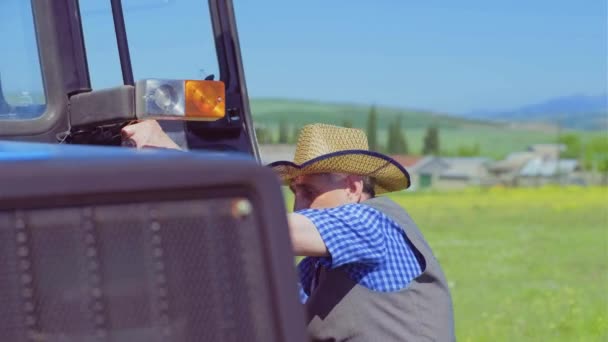 Traktor Auf Dem Feld Alter Bauer Steigt Aus Traktor — Stockvideo
