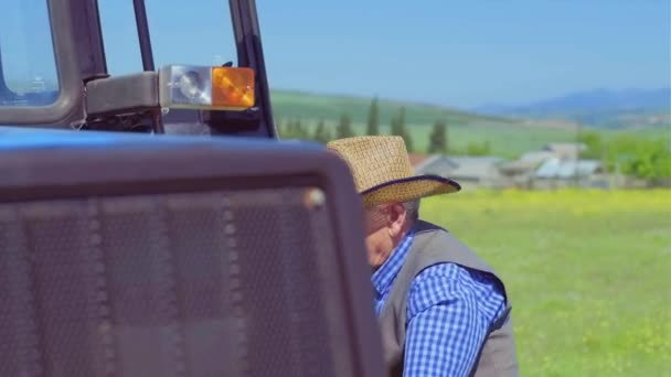 Tarlada Traktör Yaşlı Çiftçi Traktörden Indi — Stok video