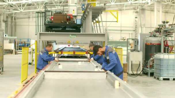 Mannen Aan Het Werk Fabriek — Stockvideo