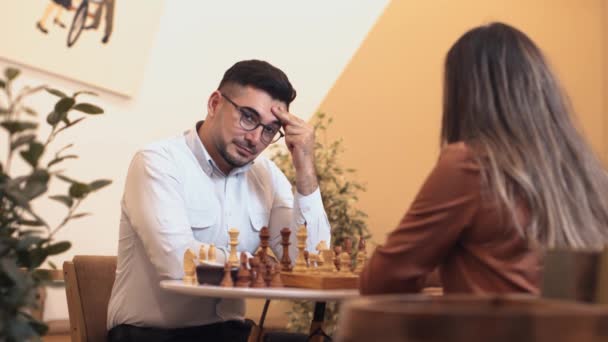 Man Vrouw Denken Tactische Strategie Van Volgende Zet Schaakbord Tijdens — Stockvideo