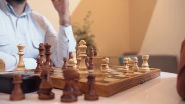 여성은 전략적 전략에 체스판 위에서 다음움직임을 합니다 타임에 게임을 즐기는 — 비디오