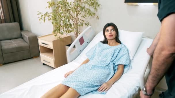 Hastane Koğuşu Arkadaş Canlısı Erkek Doktor Hemşire Yatakta Dinlenen Güzel — Stok video