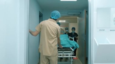 Doktor ve hemşire hastayı ameliyathaneye götürüyor.