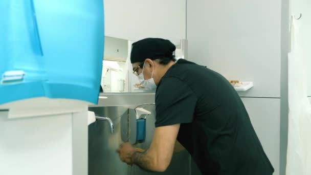 Surgeon Man Washing Hands Operating Medical Themes — Stock Video