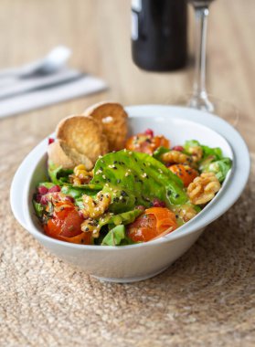 Bebek pazı salatası, vişneli domates, ceviz ve ballı hardal sirkesi.