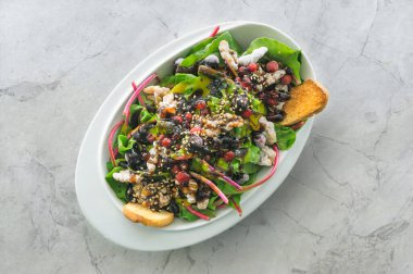 Taze pazı salatası, karamelli ceviz, orman meyveleri. Kirazlı domates ve bal.