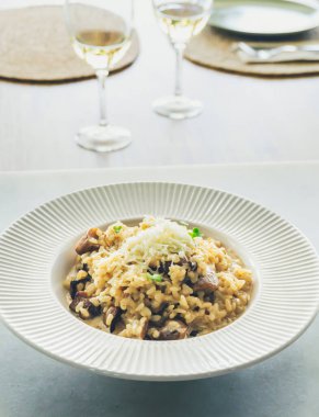 Parmesan peynirli lezzetli İtalyan mantarlı risotto (boletus edulis) tabağı