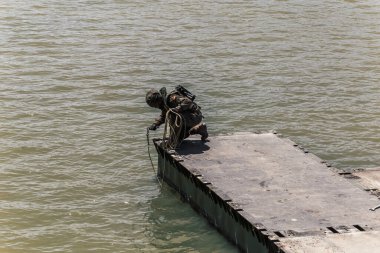 Seville, İspanya - 29 Mayıs 2019: Pontonierler alayı ve İspanyol Ordusu mühendisleri Guadalquivir nehrinin iki kıyısı arasında bir tekne köprüsü kurdular. İspanya Silahlı Kuvvetleri Günü. Sevile. İspanya