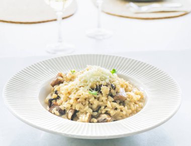 Parmesan peynirli lezzetli İtalyan mantarlı risotto (boletus edulis) tabağı