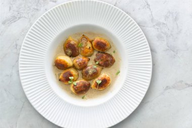 Mantar soslu gevrek gnocchi (boletus edulis).