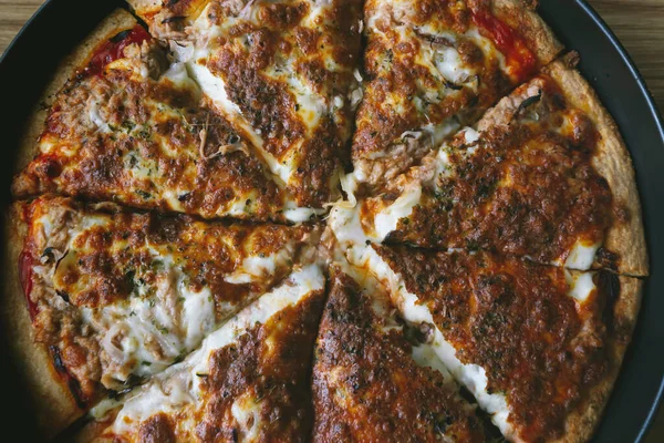 Gustosa Pizza Tonno Con Acciughe Pepe Verde Delizioso Fast Food — Foto Stock