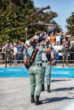 Seville, İspanya - 30 Mayıs 2019: İspanyol lejyon askerleri (İspanya Ordusu ve İspanya 'nın Acil Müdahale Gücü). İspanya 'nın Sevilla kentinde İspanyol Silahlı Kuvvetleri Günü sırasında