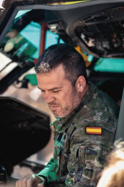 Seville, İspanya - 30 Mayıs 2019: İspanya 'da İspanya Silahlı Kuvvetleri Günü' nün gösteriminde Helicopter 'ın kokpitinde ordu pilotu HA.28 Tiger