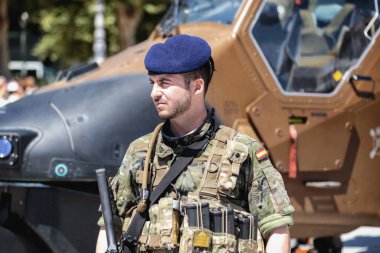 Seville, İspanya - 30 Mayıs 2019 İspanya Silahlı Kuvvetleri Günü 'nde İspanyol askerinin portresi