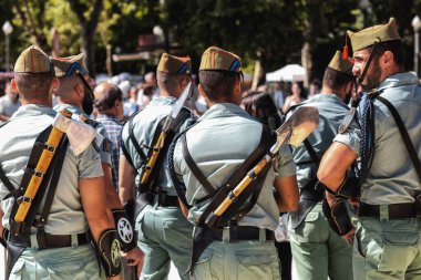 Seville, İspanya - 30 Mayıs 2019: İspanyol lejyon askerleri (İspanya Ordusu ve İspanya 'nın Acil Müdahale Gücü). İspanya 'nın Sevilla kentinde İspanyol Silahlı Kuvvetleri Günü sırasında