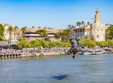 Seville, İspanya - 31 Mayıs 2019: İspanya 'nın Sevilla kentinde İspanyol Silahlı Kuvvetleri Günü sırasında Guadalquivir nehri üzerinde uçan askeri helikopter
