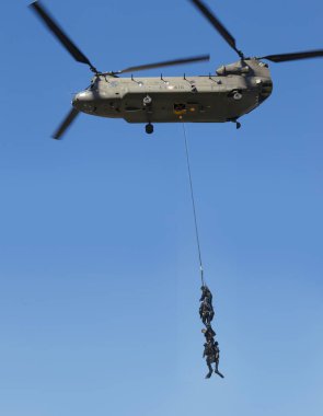 Seville, İspanya - 31 Mayıs 2019: İspanya 'nın Sevilla kentinde İspanyol Silahlı Kuvvetleri Günü sırasında Guadalquivir nehri üzerinde uçan askeri helikopter