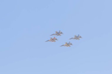 Modern silahlı savaş uçakları gökyüzünde uçuyor..