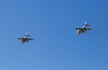 Modern silahlı savaş uçakları gökyüzünde uçuyor..