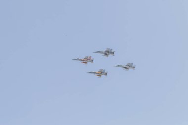 Seville, İspanya - 30 Mayıs 2019: Modern silahlı savaş uçakları gökyüzünde uçuyor. İspanya 'nın Sevilla kentinde İspanyol Silahlı Kuvvetleri Günü sırasında