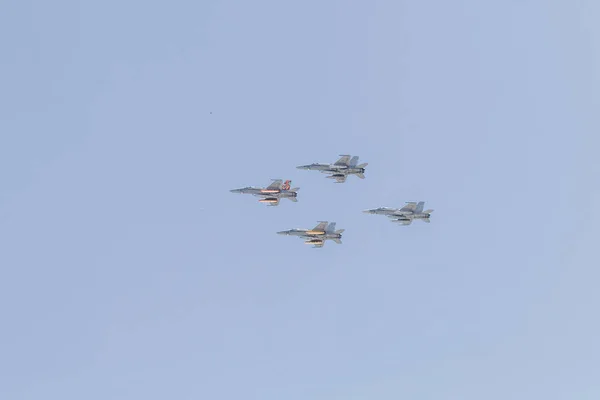 セビリア スペイン 2019年5月30日 現代の武装戦闘機は空を通って形成されます スペインのセビリアでのスペイン軍の日の展示中に — ストック写真