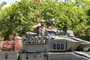 Sevilla, İspanya - 01 Haziran 2019: İspanya 'nın Sevilla kentinde İspanyol Silahlı Kuvvetleri Günü sırasında Mekanize Piyade Alayı