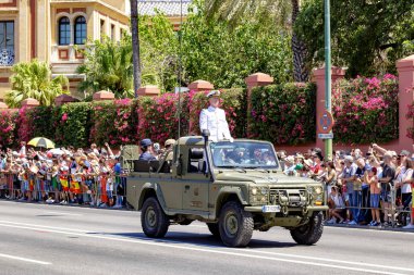 Seville, İspanya - 01 Haziran 2019: İspanya 'nın Seville kentinde İspanyol Silahlı Kuvvetleri Günü sırasında İspanyol ordusunun farklı birliklerinin gazileri