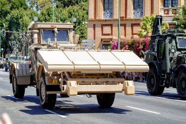 Seville, İspanya - 01 Haziran 2019: Kampanya Topçu Grubu. İspanya 'nın Sevilla kentinde İspanyol Silahlı Kuvvetleri Günü sırasında kara ordusu
