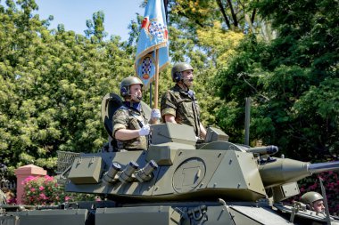 Seville, İspanya - 01 Haziran 2019: Kampanya Topçu Grubu. İspanya 'nın Sevilla kentinde İspanyol Silahlı Kuvvetleri Günü sırasında kara ordusu