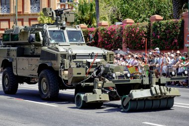 Seville, İspanya - 01 Haziran 2019: Kampanya Topçu Grubu. İspanya 'nın Sevilla kentinde İspanyol Silahlı Kuvvetleri Günü sırasında kara ordusu