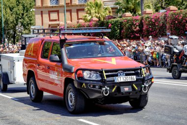 Seville, İspanya - Haziran 01, 2019: İspanya 'nın Sevilla kentinde İspanyol Silahlı Kuvvetleri Günü sırasında meydana gelen acil durum birimi (afet, ciddi risk, felaket veya diğer kamu ihtiyaçları gibi durumlarda müdahaleler)