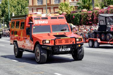 Seville, İspanya - Haziran 01, 2019: İspanya 'nın Sevilla kentinde İspanyol Silahlı Kuvvetleri Günü sırasında meydana gelen acil durum birimi (afet, ciddi risk, felaket veya diğer kamu ihtiyaçları gibi durumlarda müdahaleler)