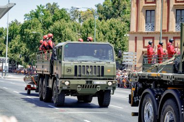 Seville, İspanya - Haziran 01, 2019: İspanya 'nın Sevilla kentinde İspanyol Silahlı Kuvvetleri Günü sırasında meydana gelen acil durum birimi (afet, ciddi risk, felaket veya diğer kamu ihtiyaçları gibi durumlarda müdahaleler)