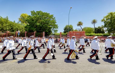 Seville, İspanya - 01 Haziran 2019: İspanya Silahlı Kuvvetleri 'nin farklı birliklerinin geçit töreni. İspanya' nın Seville kentinde İspanyol Silahlı Kuvvetleri Günü sırasında.