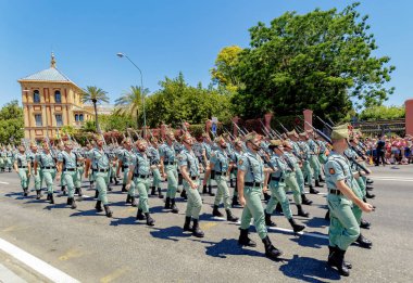 Seville, İspanya - Haziran 01, 2019: İspanya 'nın Sevilla kentinde İspanyol Silahlı Kuvvetleri Günü sırasında İspanyol Ordusu (İspanya' nın Acil Müdahale Gücü)