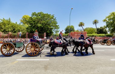 Seville, İspanya - 01 Haziran 2019: Sevilla, İspanya 'da İspanyol Silahlı Kuvvetleri Günü sırasında süvariler
