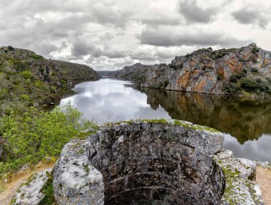 Los Arribes del Duero 'da nehir yolu boyunca manzara. Zamora. Arribes del Duero Doğal Parkı. İspanya