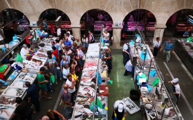 Pontevedra, İspanya - 18 Nisan 2019: Pontevedra, Galiçya 'da balık ve deniz ürünleri pazarı. Pontevedra belediyesi, İspanya 'nın Pontevedra kentinde yer alan bir pazardır. Büyük bir balık ve kabuklu deniz ürünleri çeşitliliği ile tarihi merkezde yer almaktadır.